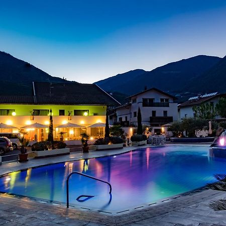 Schlosshof Charme Resort - Hotel & Camping Lana Exterior photo